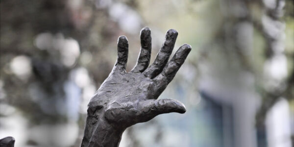 Winkende Bronze-Hand